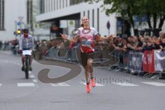Halbmarathon Ingolstadt 2022 - 1. Siegerin der Frauen - REICHHOLD Magdalena  TSV Wolnzach im Zieleinlauf - Foto: Jürgen Meyer