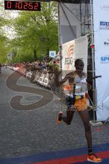 ODLO Halbmarathon Ingolstadt 2016 - 1. Sieger Nr. 8 Maritim Filimon Kipkorir - Foto: Jürgen Meyer