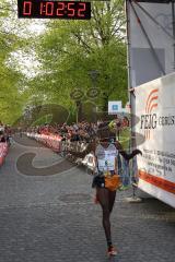 ODLO Halbmarathon Ingolstadt 2016 - 1. Sieger Nr. 8 Maritim Filimon Kipkorir - Foto: Jürgen Meyer