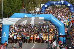 ODLO Halbmarathon Ingolstadt 2016 - Kurz vor dem Start auf der Konrad-Adenauer Brücke - Foto: Jürgen Meyer