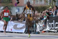 ODLO Halbmarathon Ingolstadt 2016 - Nr.7 Joseph Lokwang Lore - Nr. 1 Said Azouzi - Foto: Jürgen Meyer