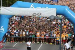 ODLO Halbmarathon Ingolstadt 2016 - Kurz vor dem Start auf der Konrad-Adenauer Brücke - Foto: Jürgen Meyer