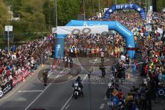 ODLO Halbmarathon Ingolstadt 2016 - Kurz vor dem Start auf der Konrad-Adenauer Brücke - Foto: Jürgen Meyer