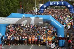 ODLO Halbmarathon Ingolstadt 2016 - Kurz vor dem Start auf der Konrad-Adenauer Brücke - Foto: Jürgen Meyer