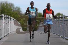 ODLO Halbmarathon Ingolstadt 2016 - Nr.4 David Kiprono Metto rechts - Nr.5 Edwin Cheruiyot Melly - Foto: Jürgen Meyer