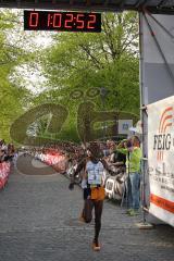 ODLO Halbmarathon Ingolstadt 2016 - 1. Sieger Nr. 8 Maritim Filimon Kipkorir - Foto: Jürgen Meyer