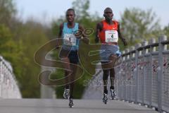 ODLO Halbmarathon Ingolstadt 2016 - Nr.4 David Kiprono Metto rechts - Nr.5 Edwin Cheruiyot Melly - Foto: Jürgen Meyer