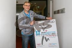 Pressekonferenz im Hotel Enso - ODLO-Halbmarathon Ingolstadt 2017 - Roland Muck mit einem Plakat vom Halbmarathon - Foto: Marek Kowalski