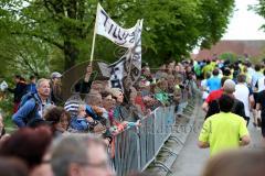 ODLO - Halbmarathon Ingolstadt 2015 - Lauf durch den Klenzepark - Fans an der Strecke - Foto: Jürgen Meyer