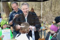 3. Frühjahrswaldlauf Zuchering - Dr. Christian Lösel bei der Siegerehrung der U12 Läufer - Foto: Jürgen Meyer