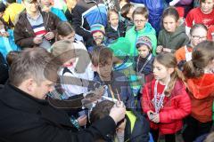 3. Frühjahrswaldlauf Zuchering - Dr. Christian Lösel bei der Siegerehrung der U12 Läufer - Foto: Jürgen Meyer