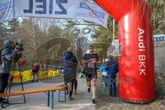 5. Lifepark Max Frühjahrswaldlauf Zuchering - 2018 - 1. Sieger Sebastian Mahr von SC Delphin Ingolstadt im Zieleinlauf - Foto: Jürgen Meyer