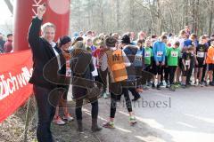 3. Frühjahrswaldlauf Zuchering - Dr. Christian Lösel beim Starschuß - Foto: Jürgen Meyer