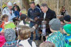 3. Frühjahrswaldlauf Zuchering - Dr. Christian Lösel bei der Siegerehrung der U12 Läufer - Foto: Jürgen Meyer