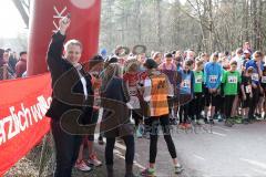 3. Frühjahrswaldlauf Zuchering - Dr. Christian Lösel beim Starschuß - Foto: Jürgen Meyer