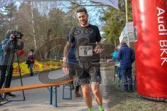 5. Lifepark Max Frühjahrswaldlauf Zuchering - 2018 - 1. Sieger Sebastian Mahr von SC Delphin Ingolstadt im Zieleinlauf - Foto: Jürgen Meyer