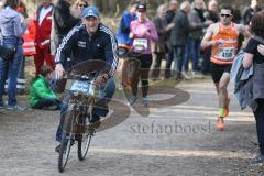 LifePark Max Frühjahrswaldlauf in Zuchering 2017 - Volker Beitler - Erster Läufer - LifePark - Fahrrad - Foto: Jürgen Meyer