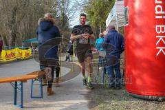 5. Lifepark Max Frühjahrswaldlauf Zuchering - 2018 - 1. Sieger Sebastian Mahr von SC Delphin Ingolstadt im Zieleinlauf - Foto: Jürgen Meyer