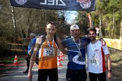 Zucheringer Waldlauf 2019 - Sebastian Mahr SC Delphin Ingolstadt Startnr.500  als Sieger beim Zieleinlauf mit einer Zeit von 0:29:53 mitte - Rechts 2. Sieger mit einer Zeit von 0:30:45 Von Stelzer Christopher Startnr.233 Sport IN Lauftreff - Links Mittag 