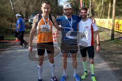 Zucheringer Waldlauf 2019 - Sebastian Mahr SC Delphin Ingolstadt Startnr.500  als Sieger beim Zieleinlauf mit einer Zeit von 0:29:53 mitte - Rechts 2. Sieger mit einer Zeit von 0:30:45 Von Stelzer Christopher Startnr.233 Sport IN Lauftreff - Links Mittag 