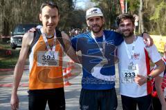 Zucheringer Waldlauf 2019 - Sebastian Mahr SC Delphin Ingolstadt Startnr.500  als Sieger beim Zieleinlauf mit einer Zeit von 0:29:53 mitte - Rechts 2. Sieger mit einer Zeit von 0:30:45 Von Stelzer Christopher Startnr.233 Sport IN Lauftreff - Links Mittag 