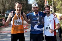 Zucheringer Waldlauf 2019 - Sebastian Mahr SC Delphin Ingolstadt Startnr.500  als Sieger beim Zieleinlauf mit einer Zeit von 0:29:53 mitte - Rechts 2. Sieger mit einer Zeit von 0:30:45 Von Stelzer Christopher Startnr.233 Sport IN Lauftreff - Links Mittag 