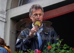 Halbmarathon - Hans Fischer in der Fußgängerzone auf dem Balkon