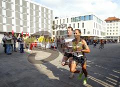 Halbmarathon - die zwei Sieger vor dem Rathaus