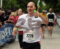 Halbmarathon Ingolstadt 2011 - Zieleinlauf Emotion mit der Sektflasche in der Hand