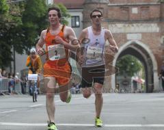 Halbmarathon Ingolstadt 2011 - Heiko Middelhof schon leicht vor Christian Dirscherl nach der ersten Runde durch das Kreuztor