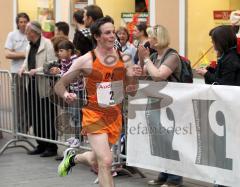 Halbmarathon Ingolstadt 2011 - Heiko Middelhof in der Innenstadt vorne weg