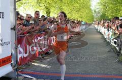 Halbmarathon 2012 Ingolstadt Foto: Jürgen Meyer
Heiko Middellhoff als 3. Sieger im Ziel