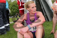 Halbmarathon in Ingolstadt 2013 - Emotionen im Ziel Freude Erschöpfung, die Siegerin Felicity Milton - 1:23:32