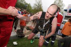 Halbmarathon in Ingolstadt 2013 - Emotionen im Ziel Freude Erschöpfung