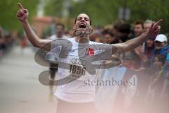 Halbmarathon in Ingolstadt 2013 - Emotionen im Ziel Freude Erschöpfung