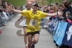 Halbmarathon in Ingolstadt 2013 - Emotionen im Ziel Freude Erschöpfung