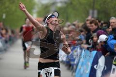 Halbmarathon in Ingolstadt 2013 - Emotionen im Ziel Freude Erschöpfung