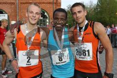Halbmarathon Ingolstadt 2014 - Die Sieger von links, Hagen Brosius, Sieger Mitiku Soboka Tulu (8) aus Rosenheim und rechts Markus Stöhr