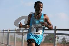 Halbmarathon Ingolstadt 2014 - Donausteg Sieger Mitiku Soboka Tulu (8) aus Rosenheim