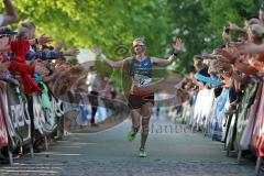 Halbmarathon Ingolstadt 2014 - Die Siegerin Tina Fischl aus Passau im Ziel