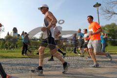 Halbmarathon Ingolstadt 2014 - an der Donau entlang, hinten Neues Schloß
