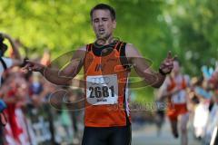 Halbmarathon Ingolstadt 2014 - Dritter (2681) Markus Stöhr und (3) Heiko Middelhof laufen ins Ziel