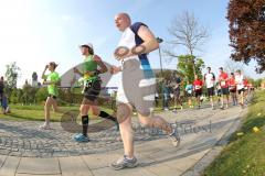 Halbmarathon Ingolstadt 2014 - an der Donau entlang, hinten Neues Schloß