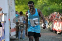 Halbmarathon Ingolstadt 2014 - Zieleinlauf Sieger Mitiku Soboka Tulu (8) aus Rosenheim