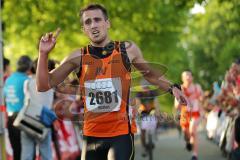 Halbmarathon Ingolstadt 2014 - Dritter (2681) Markus Stöhr und (3) Heiko Middelhof laufen ins Ziel