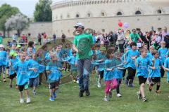 KidsRun und FitnessRun am Ingolstädter Halbmarathon 2014 - Klenzepark und Stadtmitte - Kinder werden aufgewärmt