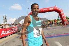 Halbmarathon Ingolstadt 2014 - der spätere Sieger Mitiku Soboka Tulu (8) aus Rosenheim
