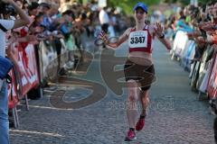 Halbmarathon Ingolstadt 2014 - Zweitplatzierte Christine Fiedler im Ziel