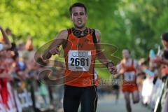 Halbmarathon Ingolstadt 2014 - Dritter (2681) Markus Stöhr und (3) Heiko Middelhof laufen ins Ziel