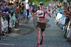 Halbmarathon Ingolstadt 2014 - Zweitplatzierte Christine Fiedler im Ziel